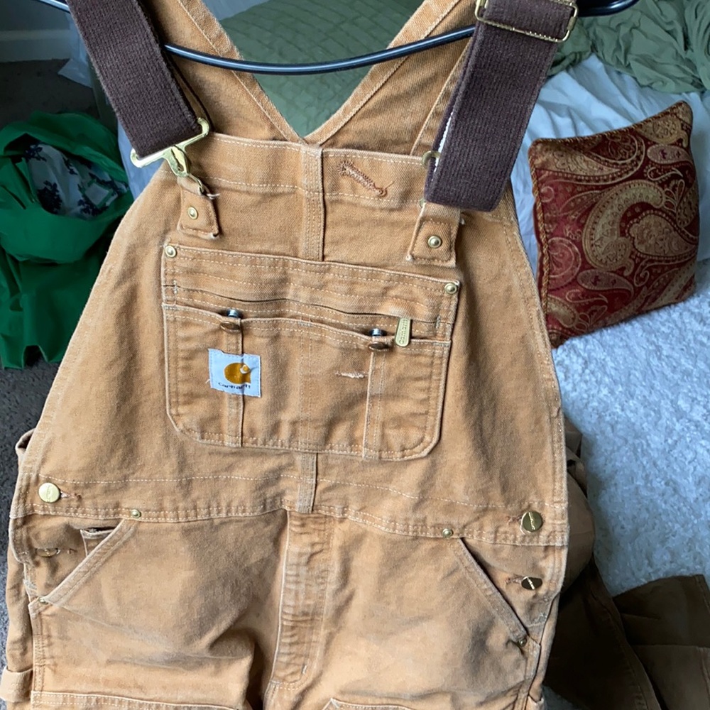 Cardboard brown with gold buttons. Very aesthetic.